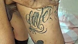 En ung mand med en stor sort penis opfylder en kvindes femdom fantasi i et soveværelse