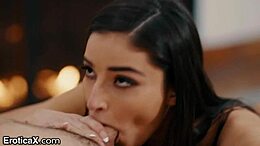 L'incontro appassionato di Emily Willis davanti al camino
