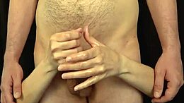 Unglaublicher stehender Handjob mit einem massiven Höhepunkt
