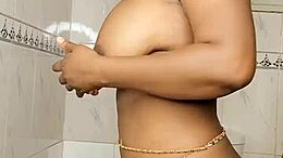 Remaja Ebony dengan payudara besar alami dientot di kamar mandi