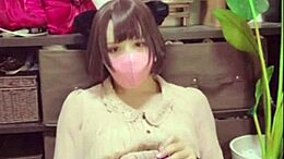 สาวผมบ๊อบที่มีช่องคลอด หูแมวดื่มด่ํากับการช่วยตัวเองเดี่ยว