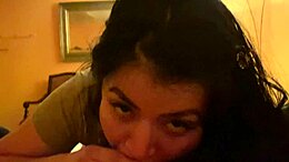 En varm Latina giver en dejlig blowjob