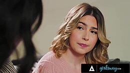 Две девојке истражују тела једна друге у кревету