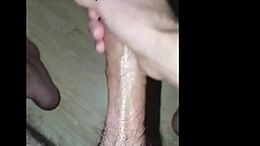 बालों वाला काला अमेचुर मस्तुरबेट करता हुआ ऑर्गेज़म तक