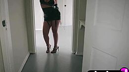 Η La sirena, ένα πληθωρικό μοντέλο MILF, επιδεικνύει το πλούσιο στήθος και το derriere της κατά τη διάρκεια μιας φωτογράφισης μοντέλου