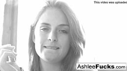 Smyslná Ashlee Graham kouří cigaretu a ukazuje svá vylepšená prsa v sólovém exponátu