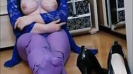 페티쉬에서 영감을 받은 헌정으로 아바타 캐릭터가 출연합니다