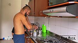 Jade Mercury,我的室友,邀请我在第一天休息时看电影,作为我们亲密接触的前奏