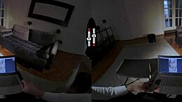 Gadis berambut merah dalam stoking memberikan blowjob dalam VR yang dalam