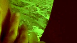 Wanita amatur memuaskan dirinya sendiri dengan bunga