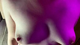 Žena v domácnosti dáva hlboký orálny sex v kuchyni, zatiaľ čo drží panvicu