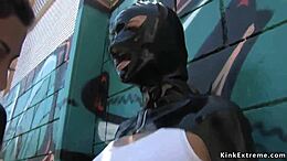 Perbudakan di luar ruangan dan blowjob dengan blonde yang terikat tangan