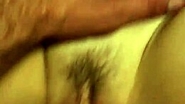 Carlee face o muie pasională și ajunge la un orgasm intens