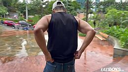 Massaggio sensuale che porta a un intenso sesso gay con il bel colombiano Jhon Bianco