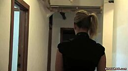 Maitresse straffar sin undergivna med hardcore lesbisk rövpiskning