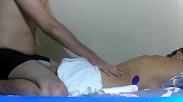 विलासी मालिश तीव्र यौन मुठभेड़ के साथ समाप्त होती है।