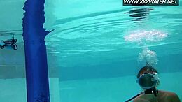 若いポルノスターが水中ディルドでディープスロートのスキルを披露!