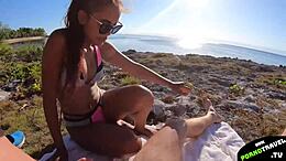 Utendørs elskere nyter rå sex på stranden