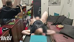 La belleza pelirroja es atada y silenciada en la mesa de masajes para una intensa lamida y follada
