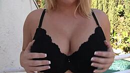 Savannah Parker สาวผมบลอนด์สุดสวยมีส่วนร่วมในการแลกเปลี่ยนทางปากกับสุภาพบุรุษผิวดํา