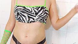 小柄なベイブがセクシーなシャワーストリップショーで挑発する