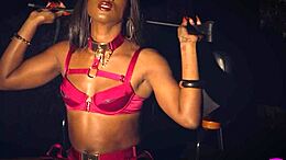 La MILF di colore Ana Foxxx mostra la sua figura impeccabile in lingerie