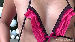 La blonde brune Courtney Taylors se fait plaisir en voyageant sensuellement avec de la lingerie et des jouets