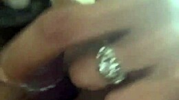 Una ébano afeitada y cachonda se masturba en el coche