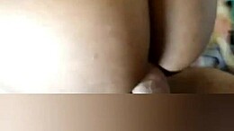 Action anale intense avec gros seins et léchage de cul