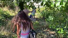 Schwester wird vom Stiefbruder im Wald durchgefickt