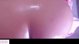 若い女性が友人を部屋に招いて蒸し暑いゲイの出会いを楽しむ。