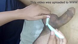年轻的穆斯林女孩用大黑屌挑逗和手淫