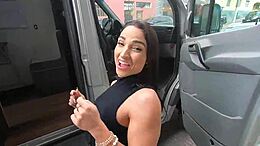 Monique Bertolini और JoJo Kleber लड़कियों का पता लगाने के एक motorhome कार्यशाला