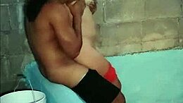 La mia vicina, una bruna gustosa, si diverte a fare sesso con un uomo latino