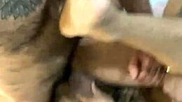 Punapää cowboy iso kyrpä saa lihaksikkaan kaverin perseensä homo-anaaliseksissä