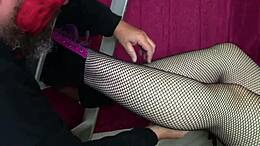 Pohotna Laura se prepušča fetišu stopal z žgečkanjem