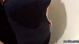 Una teen ceca impeccabile viene provocata nel negozio e scopata in POV