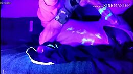 Blacklight solo cosplay med stor dildo på røvknald