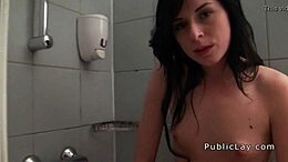 Coppia amatoriale si gode sesso bollente in bagno per soldi