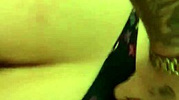 完璧な尻がハードコアなバックスタイルセックスビデオで激しく突かれる。