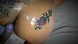 Uma mulher sexy faz um boquete para um homem com uma ereção antes de permitir que ele lamba seu cuzinho oleado