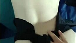 طالبة كولومبية جميلة تتناك بصدرها الكبير على السرير