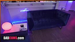 Fiica vitregă sexy tatuată în sufragerie cu Dadcum