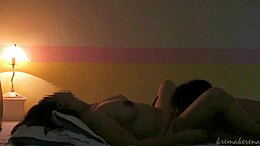 Isteri cantik dalam video seks panas dengan tin besar dan aksi yang bengkok