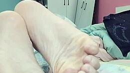 年轻直男同性恋男孩享受着他热辣的脚的足恋。