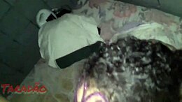 Store bryster hjemmelavet brunette får sprit og knalder den hårdt