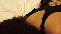 Stydlivá latinská amatérka dává vášnivý orální sex v hotelovém pokoji