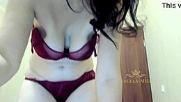 브루넷 MILF 안젤라는 자위하며 큰 젖꼭지와 사정으로 오르가즘을 느낀다