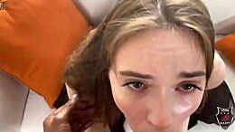 Tâțele mari și naturale ale lui Hazel Moore și fundul ei mare sunt futute în acest video