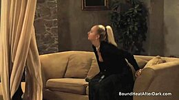 Lesbiche in pelle si dominano e si stuzzicano a vicenda mentre la loro padrona guarda